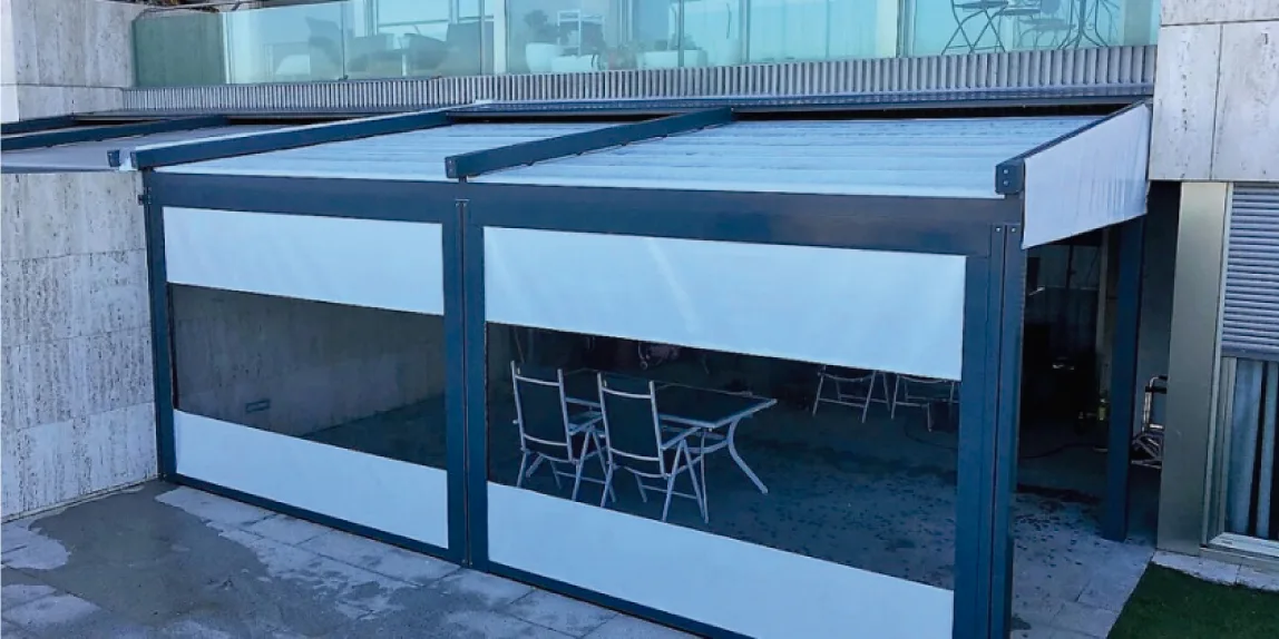 Toldo con cortinas verticales en una azotea