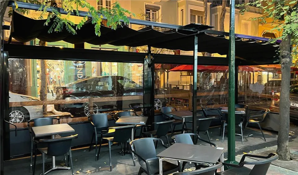 Toldo con cortinas en la terraza de un bar
