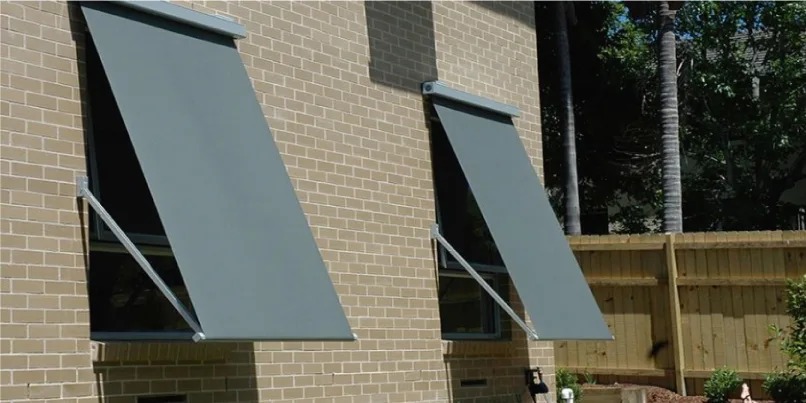 Toldos verticales en la fachada de una vivienda