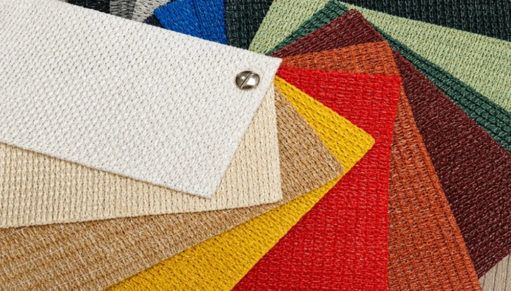 Abanico de muestras de tejido VELKORA en distintos colores