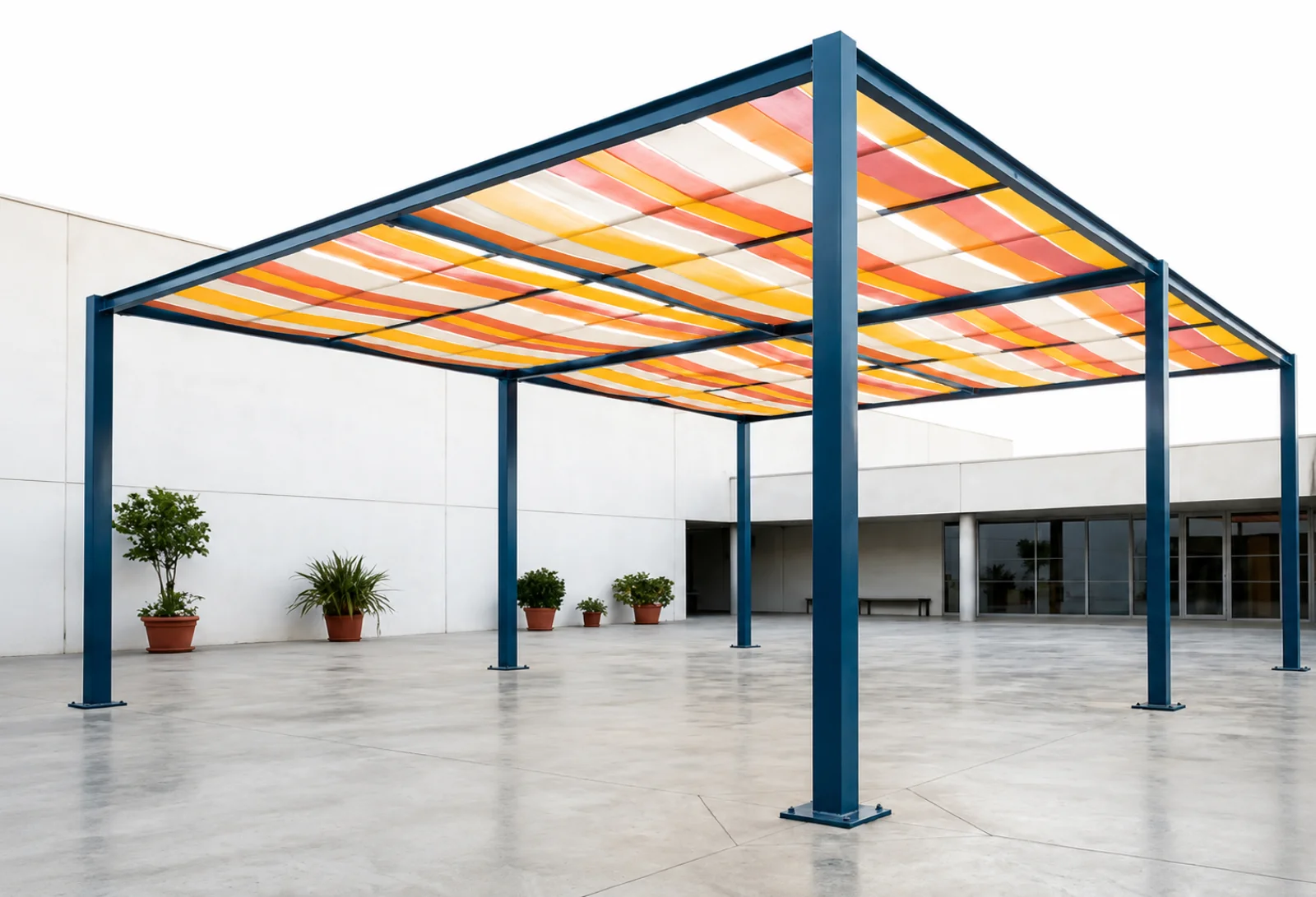 Pérgola textil modular VELKORA con bandas amarillas y rojas sobre plaza moderna