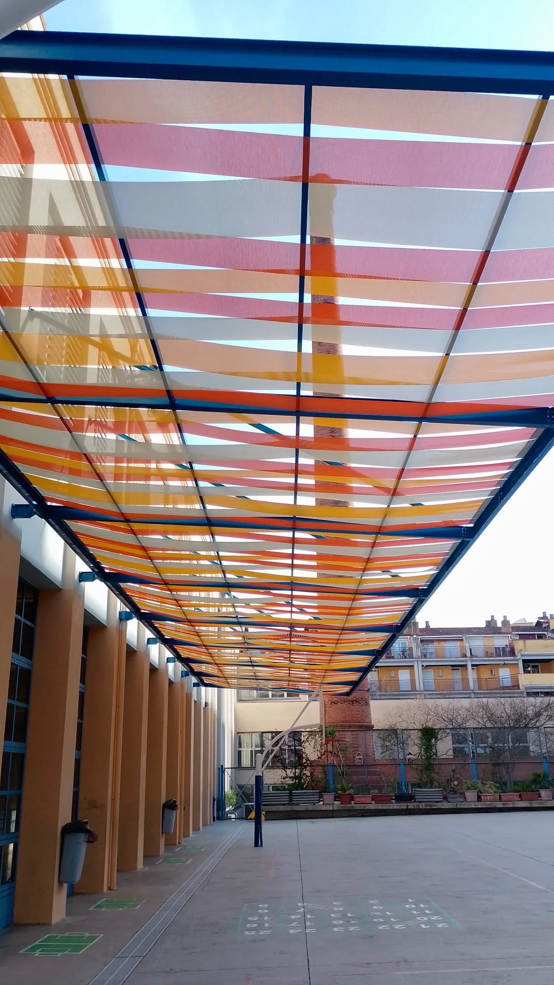 Cubierta de Sombra sin Pilares para el Centro Escolar Creu Alta — Sabadell — imagen 1