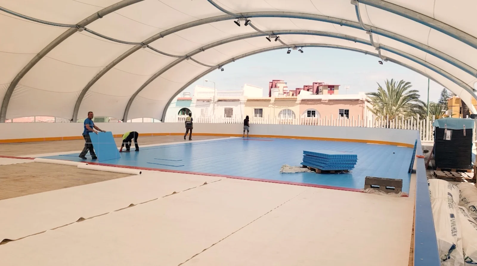 Pista de hockey sala cubierta con estructura textil arqueada
