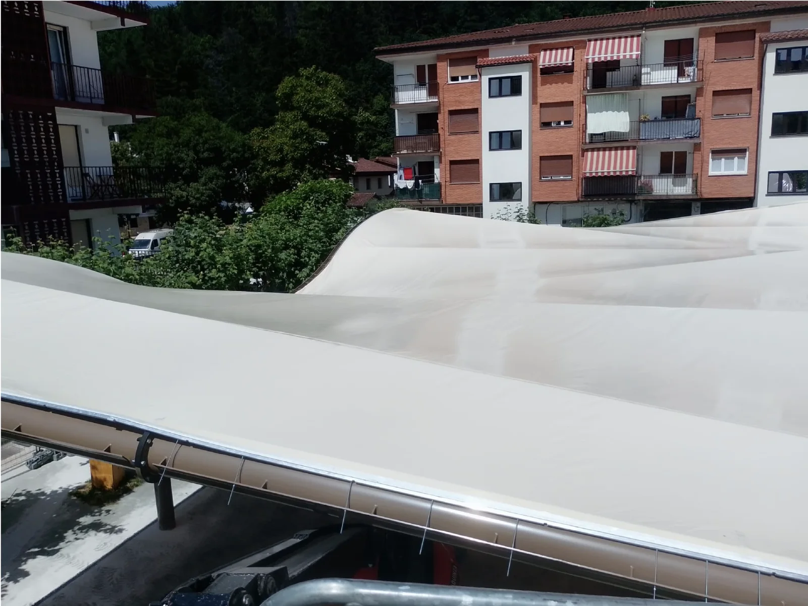 Cubierta tensada para parque infantil en Lazkao | Arquitectura textil de 500 m²
