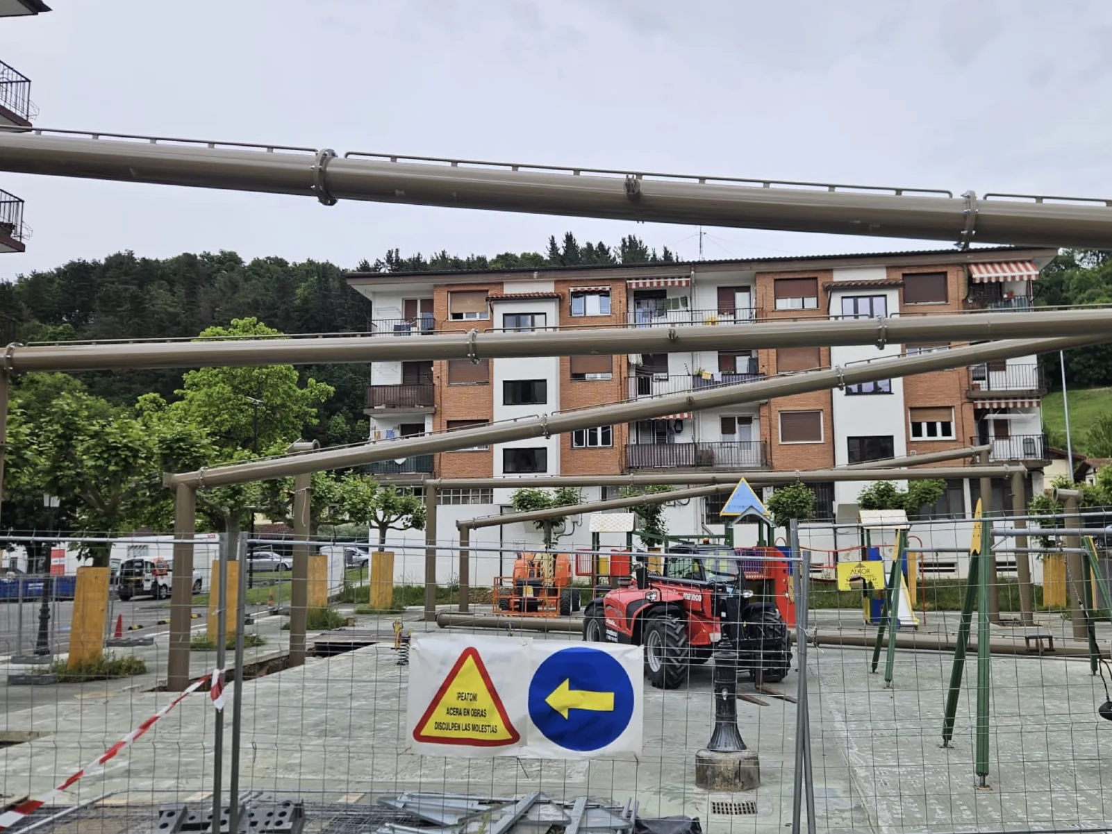 Cubierta tensada para parque infantil en Lazkao | Arquitectura textil de 500 m² — imagen 2