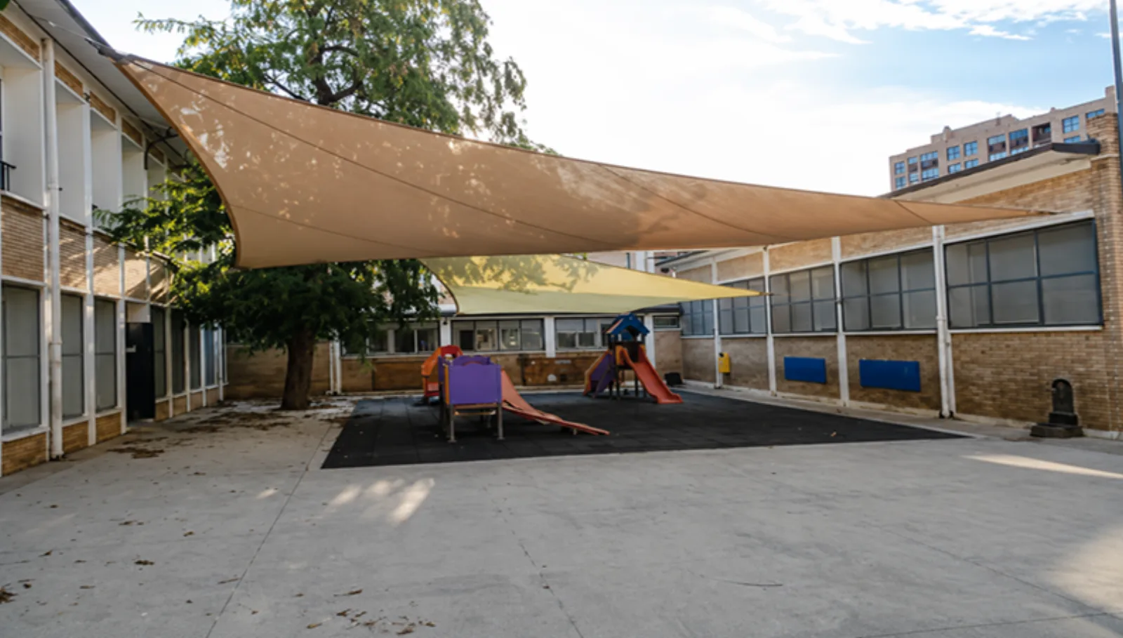 Instalación Textil para Mejorar el Uso del Patio Escolar en Zaragoza