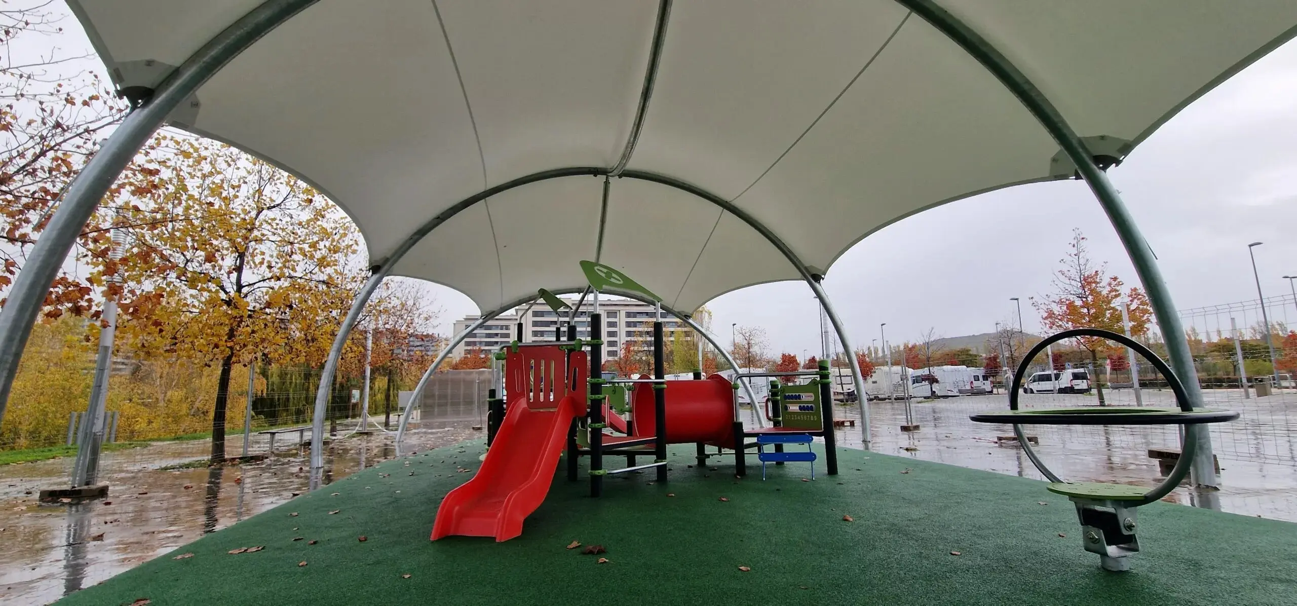 Exterior de parque infantil cubierto en Burlada al atardecer