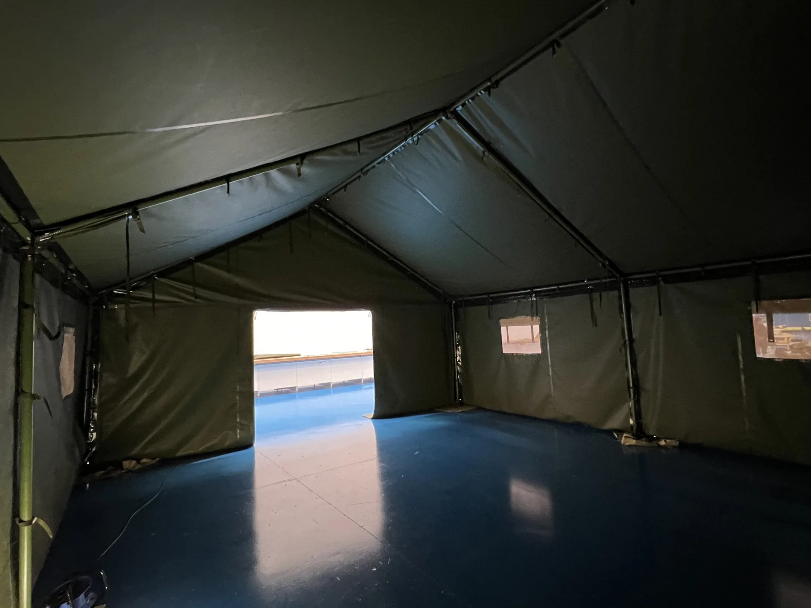 Tienda Militar con Estructura Interior Metálica — imagen 7