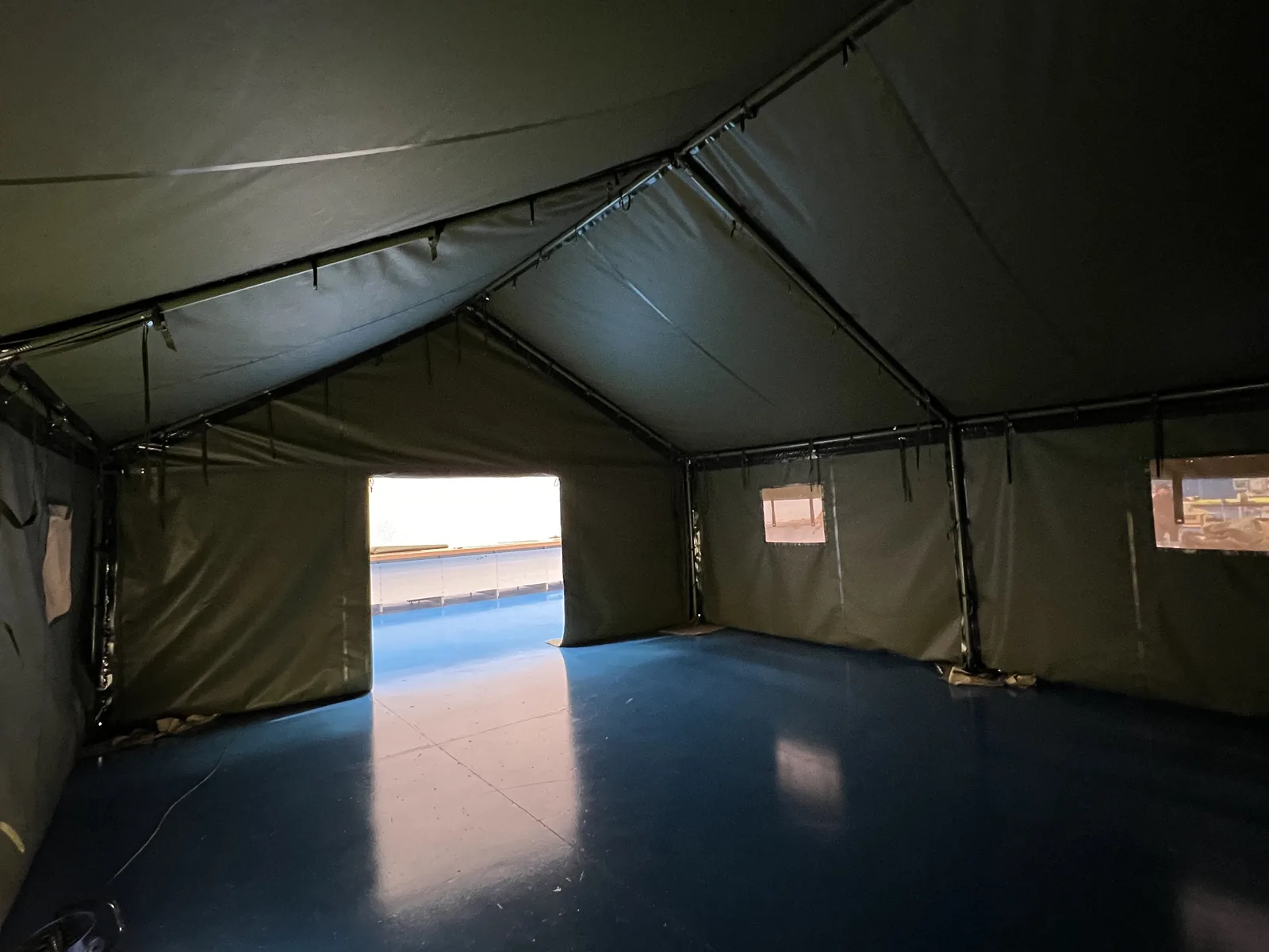 Tienda Militar con Estructura Interior Metálica — imagen 8