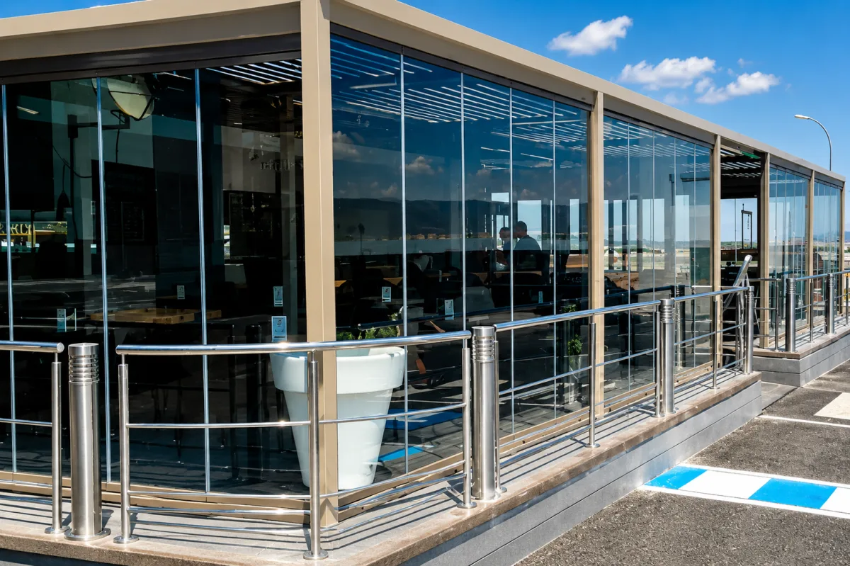 Cerramiento acristalado para terraza de restaurante