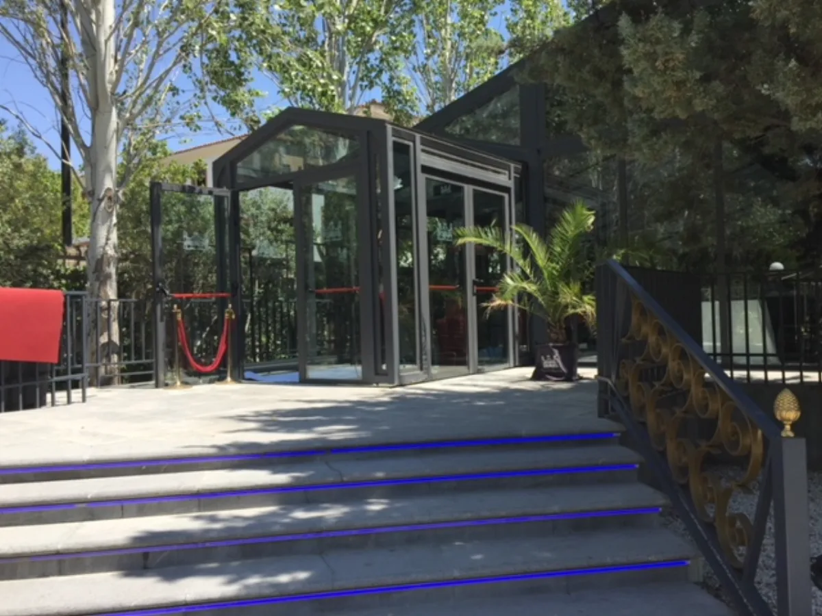 Proyecto especial de cerramiento de cristal a medida